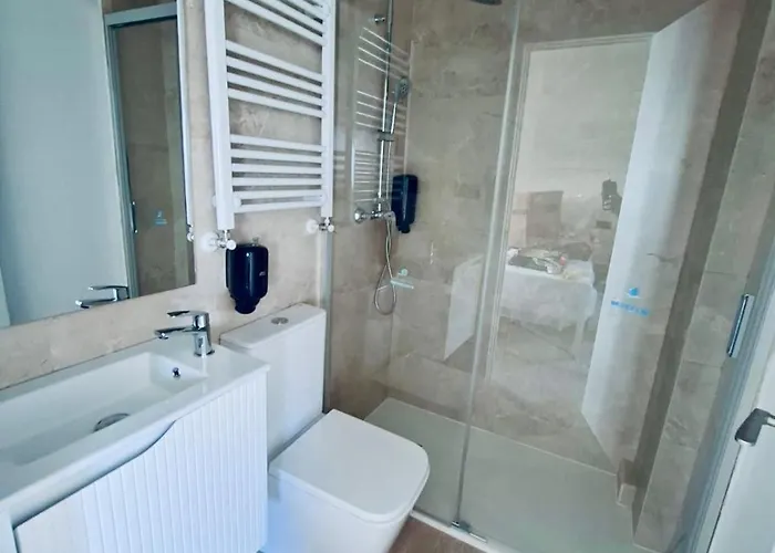 Olas Y Llamas. Ciudad, Mar Y Naturaleza. *