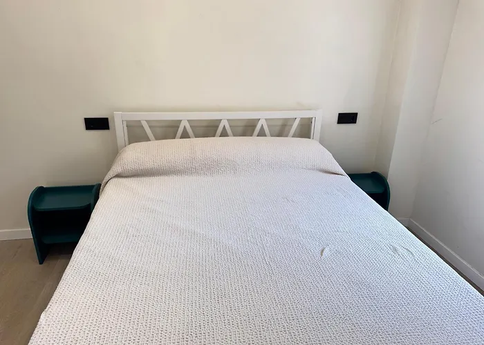 Olas Y Llamas. Ciudad, Mar Y Naturaleza.