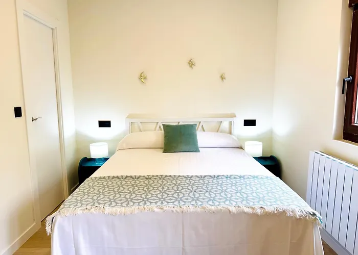 Olas Y Llamas. Ciudad, Mar Y Naturaleza.