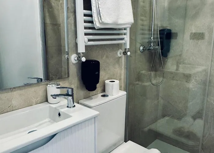 Olas Y Llamas. Ciudad, Mar Y Naturaleza.