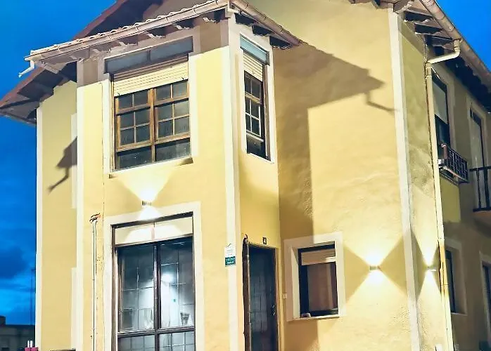 Olas Y Llamas. Ciudad, Mar Y Naturaleza. *