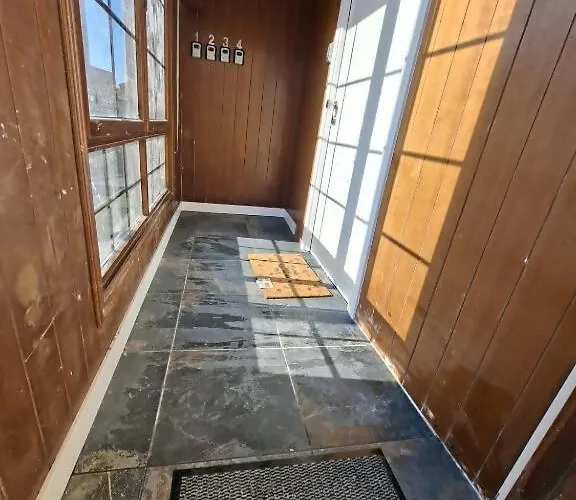 Olas Y Llamas. Ciudad, Mar Y Naturaleza. *