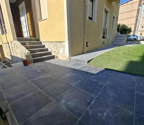 Olas Y Llamas. Ciudad, Mar Y Naturaleza. *