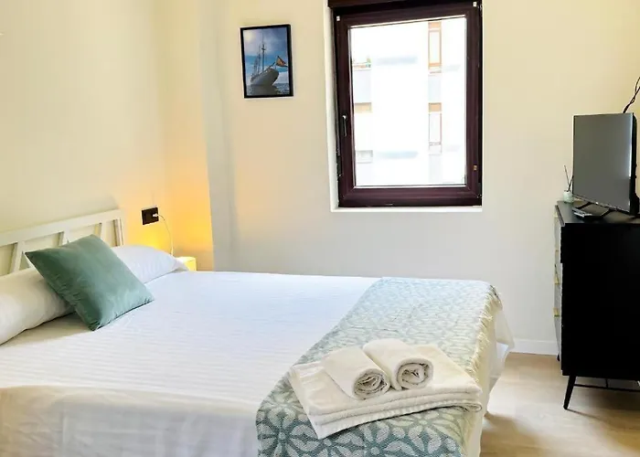 Olas Y Llamas. Ciudad, Mar Y Naturaleza. Santander